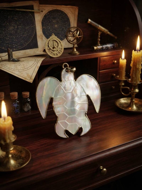 Pendentif « L'Ancienne des Sept Mers » – Tortue de Nacre et Laiton