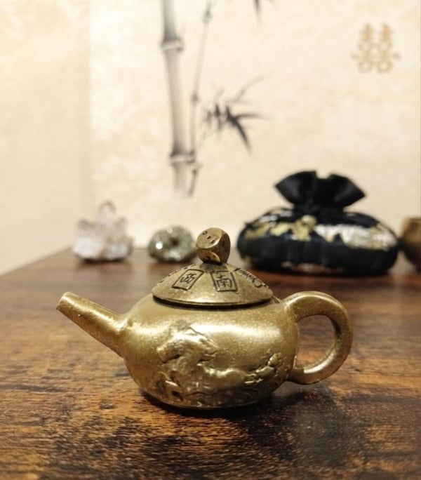 Mini-Théière Porte-Bonheur Feng Shui – Édition Talisman Laiton & Dé Tournant