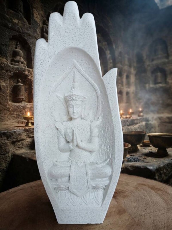 L’Étreinte du Lotus : Sculpture du Bouddha dans la Main Sacrée