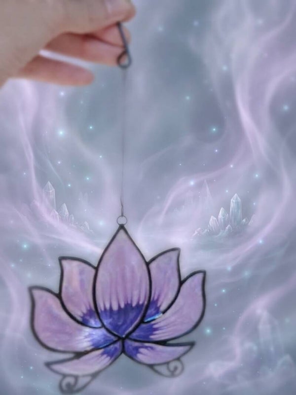 Le Lotus des Brumes Célestes – Suncatcher & Relique de Lumière
