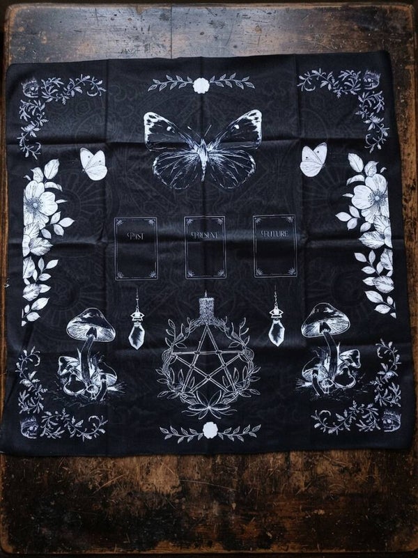 Tapis de Tirage Tarot – Sorcière & Papillon Nocturne (75 x 75 cm)