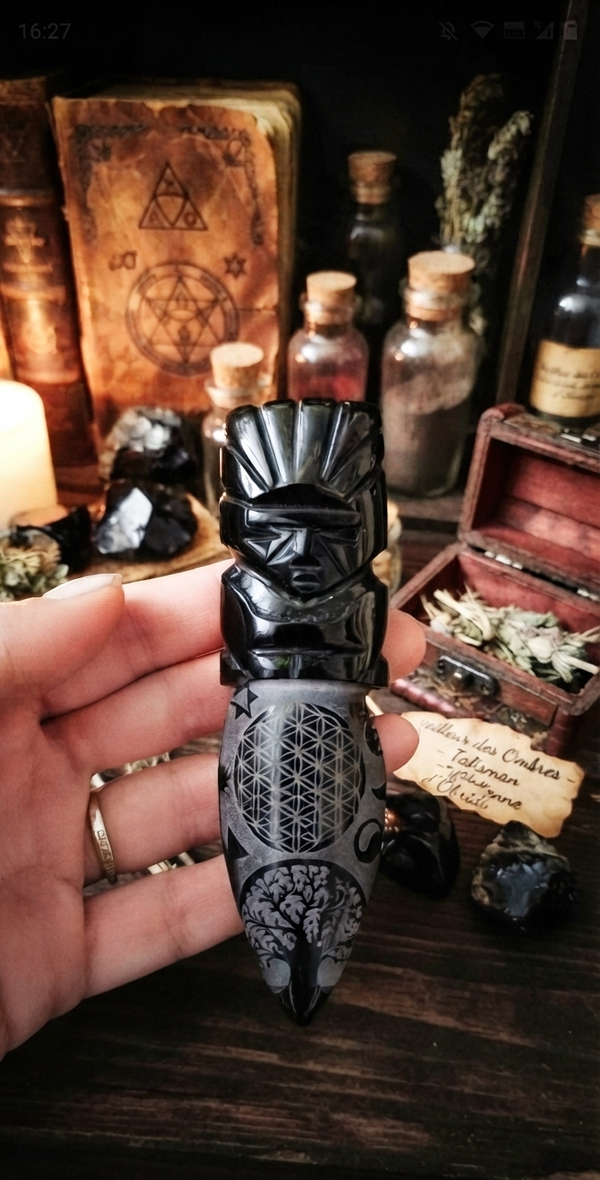 Le Veilleur des Ombres – Totem de Protection et Sculpture en Obsidienne Noire aux Symboles Sacrés