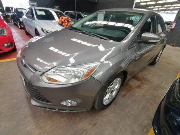FORD FOCUS SEDÁN GRIS AT 2013