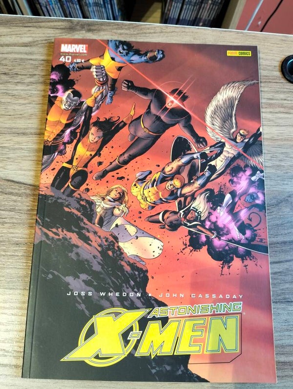 Astonishing X-Men n°40 : Parti en collector éditions  paru en septembre 2008 aux éditions Panini Comics