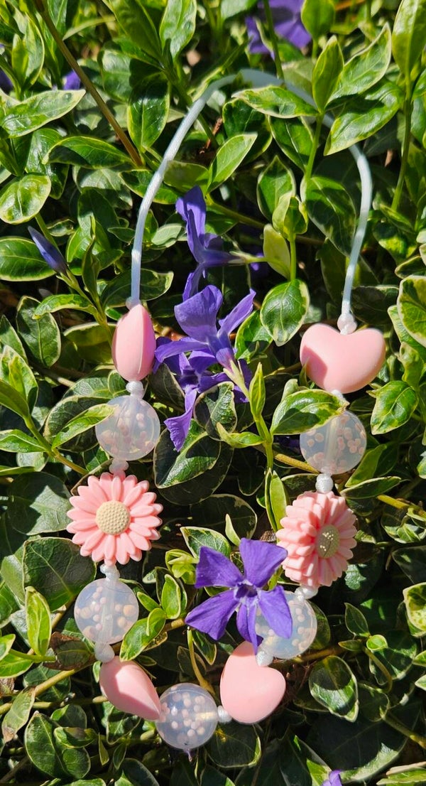 zacht roze hartjes en madeliefbloem