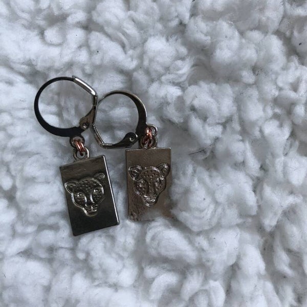 Zilvere pantertag oorbellen