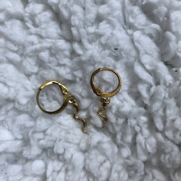 Dunne gouden slangetjes oorbellen