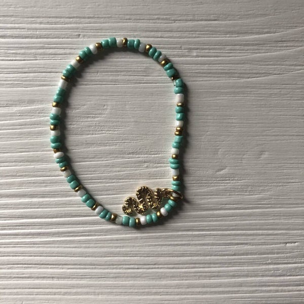 Mintgroen, wit en goud armbandje met gouden slang