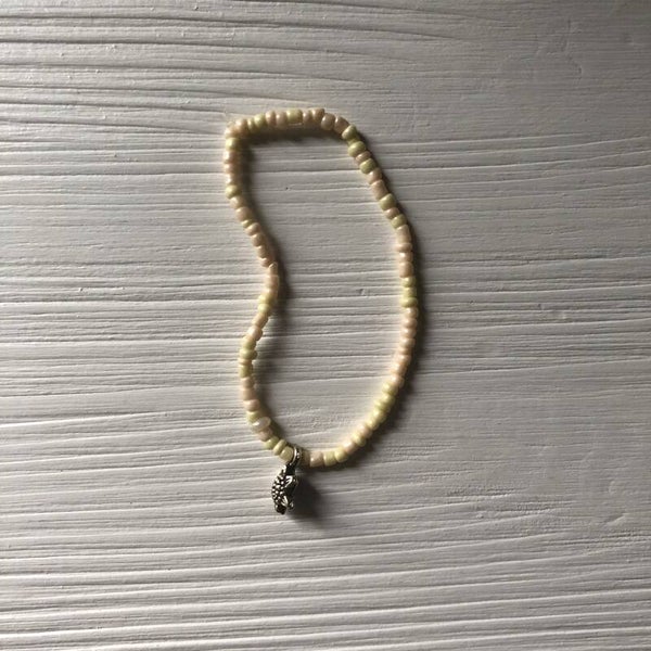 Zalm roze, geel elastisch armbandje met schildpadje