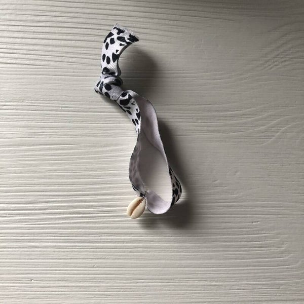 Elastisch armbandje panterprint met schelpje