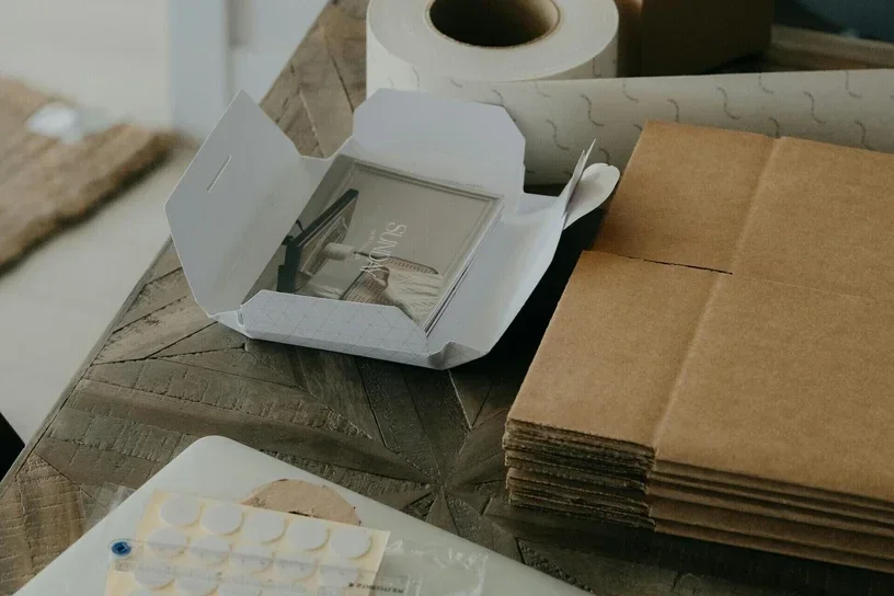 Holzschild wird verpackt und versendet / Sligns Holzschilder