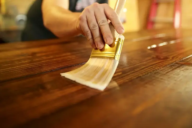 Holzschild wird glasiert / Sligns Holzschilder