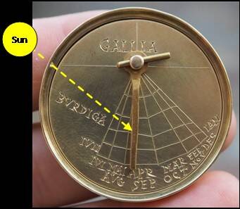 Lees de tijd af op de medallion zonnewijzer