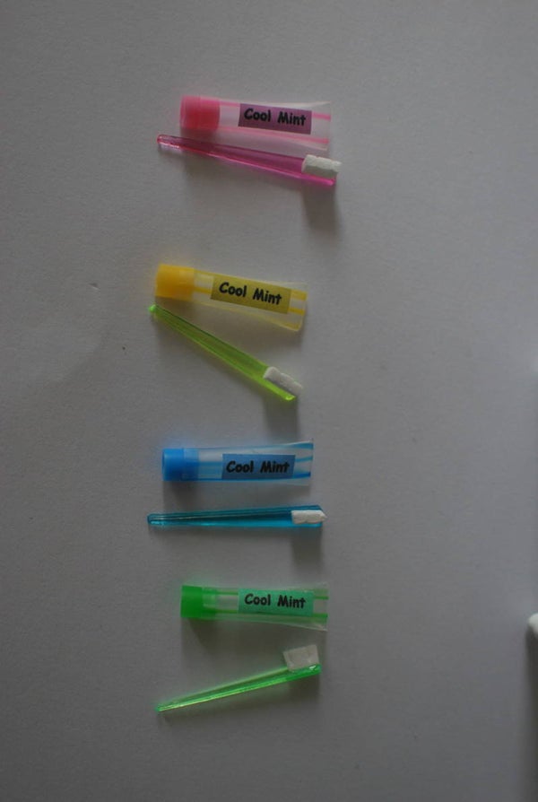 Tandenborstel met tandpasta doorzichtig