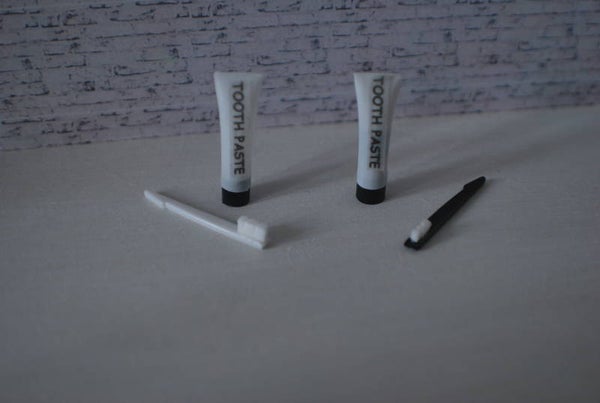 Tandpasta met tandenborstel zwart/wit