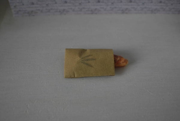 Stokbrood in papieren zak