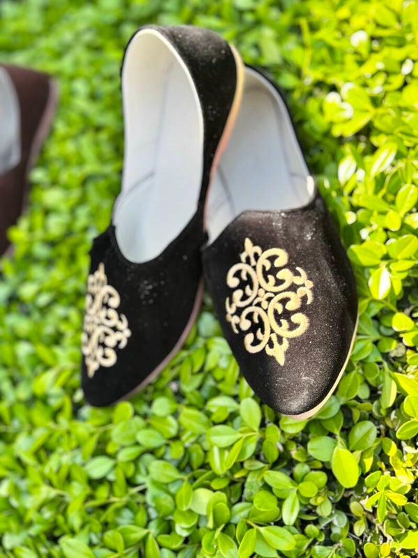 Velvet Royale Embroidered Mojaris