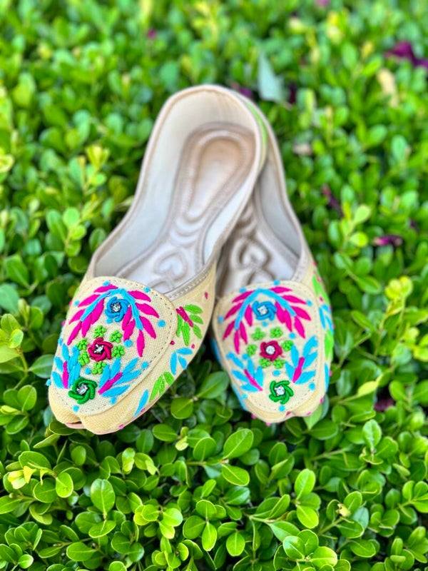 Tropical Tapestry – Hand-Embroidered Beige Juttis