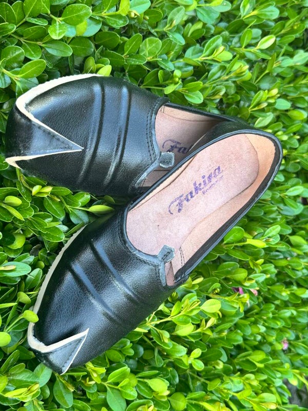 BOYS Traditional Black Mojari – Handcrafted Leather Footwear