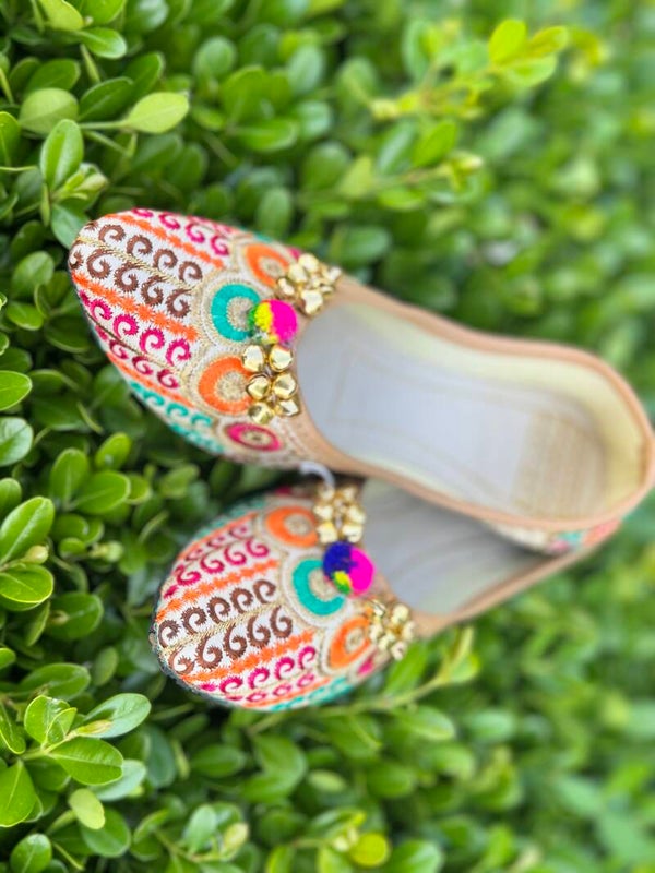 Mehfil Swirl – Girls Embroidered Jutti