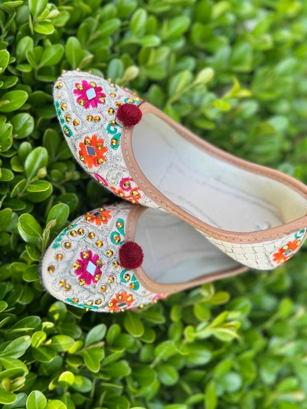 Sheesh Mahal – Girl Mirror & Pom-Pom Jutti