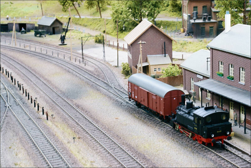 foto van mijn vorige modelbaan - station waldruck met wissels en laadspoor en losspoor met modeltreinen | Modellbahn
