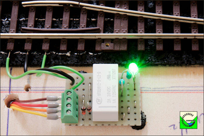 foto van het printje voor de polarisatie van het puntstuk van wissels die niet zijn bediend of aangedreven. Hier aangesloten op het Rocoline wissel.