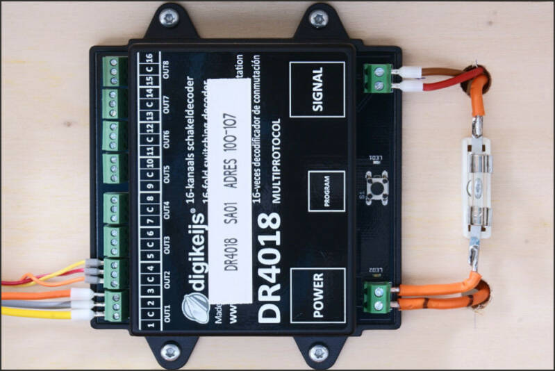 foto van de schakeldecoder DR4018 voor de besturing van de modelbaan afgezekerd met een 2,5A buiszekering in zekeringhouder