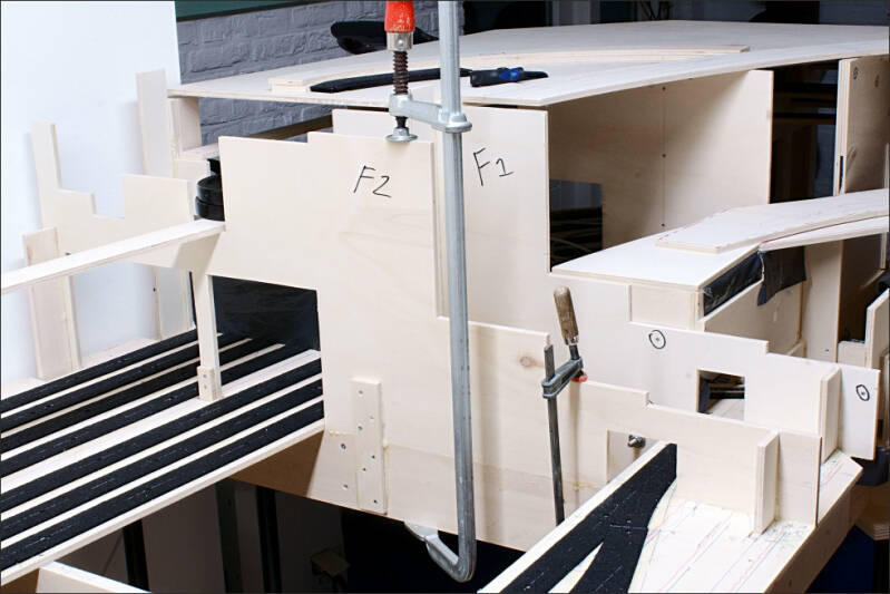 foto van het bevestigen van schot F2 op de modelspoorbaan