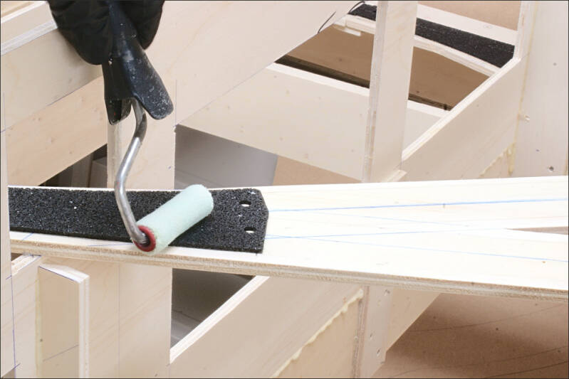 op de modelbaan wordt de isolatie voor de modelrails stevig aangedrukt met een roller voor een goede hechting van de contactlijm