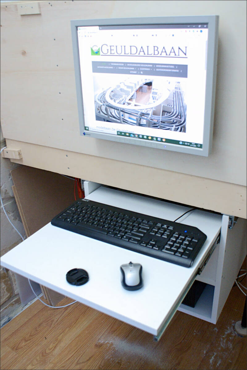 montage-besturingskast-voor-de-modelspoorbaan-treinbaan