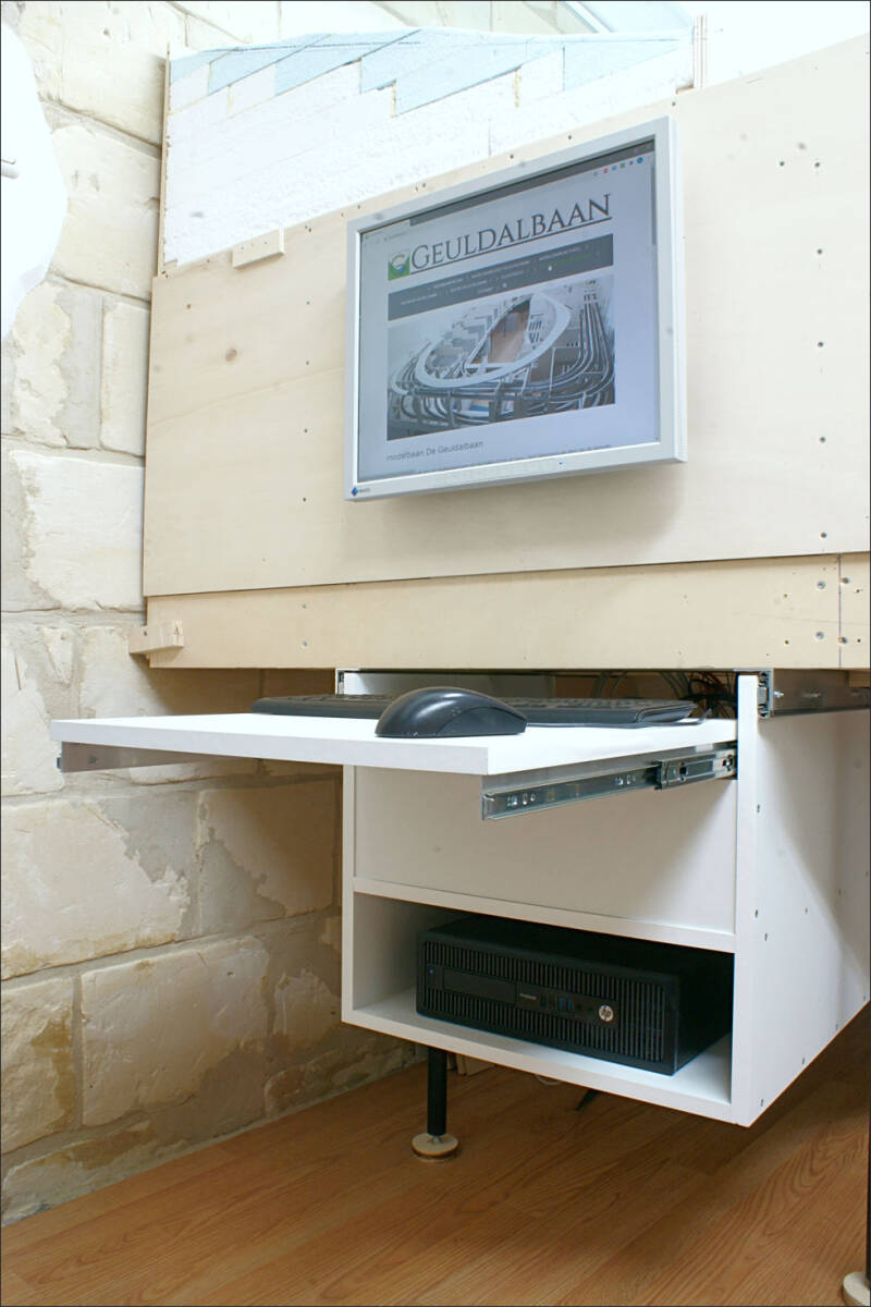 modeltreinbaan besturing in ladeblok