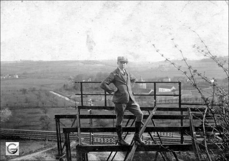 Foto van een stalen constructie bij de kalkmergelgroeve aan de Schaelsberg. Te zien is nog een smalspoor van de kalkbranderij.