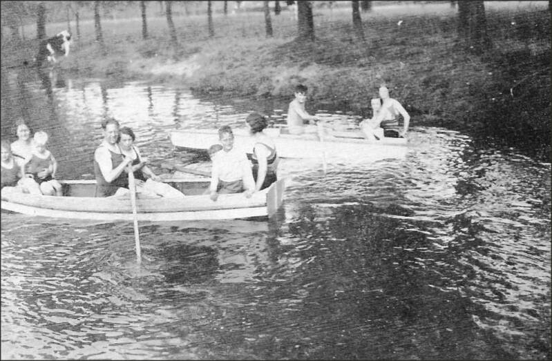 foto roeiboten op de Geul bij het voormalige zwembad van Schin op Geul op Geul