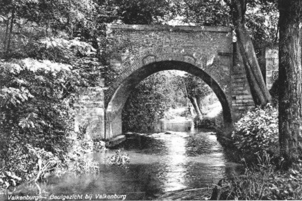 Oude ansichtkaart van de Drie Beeldjes en de Geulbrug bij Oud-Valkenburg