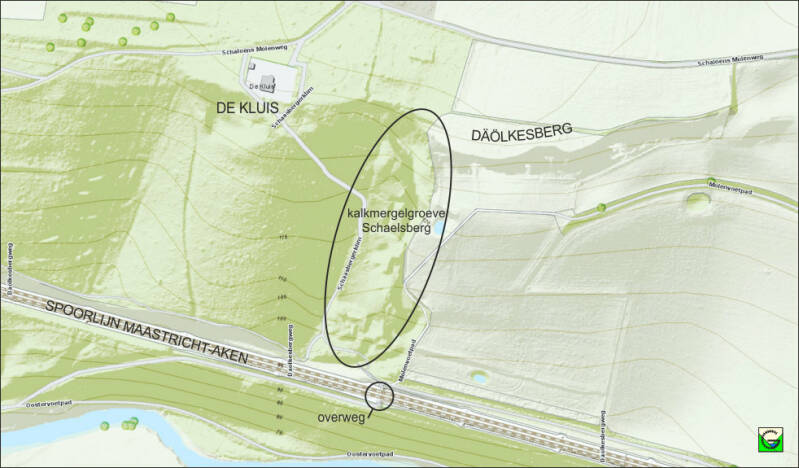 topografische kaart van de omgeving van kalkmergelgroeve Schaelsberg gelegen aan de spoorlijn Maastricht-Aken. Aan de onderkant van de kaart rivier Geul, en aan de bovenzijde van de kaart De Kluis en de Däölkesberg (of Daolkesberg) 
