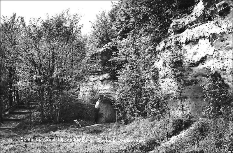 Foto in zwartwit van een oude ansichtkaart van de Doalkesberg (Däölkesberg of Dölkesberg) met rechts daarvan een deel van de voormalige mergelgroeve aan de Schaelsberg.