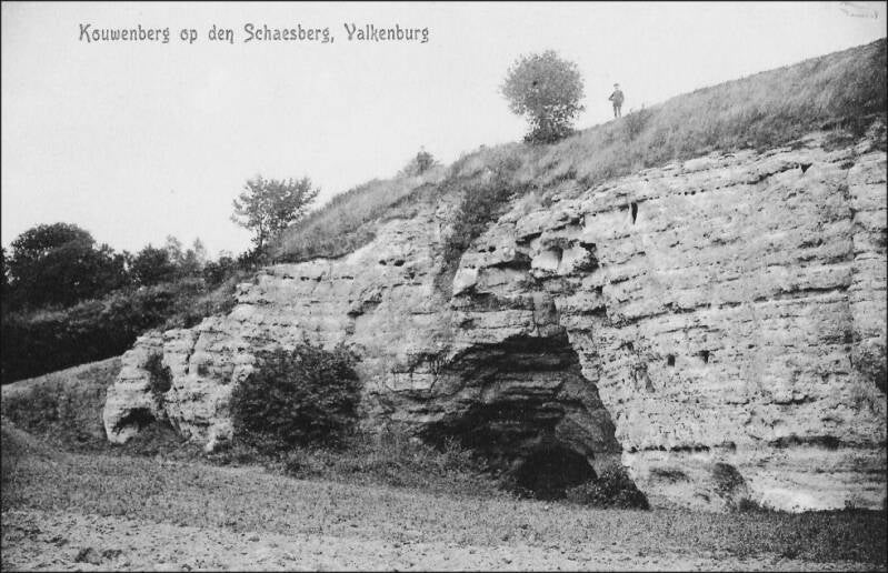 Foto in zwartwit van een oude ansichtkaart van de Doalkesberg (Däölkesberg of Dölkesberg) met rechts daarvan een deel van de voormalige mergelgroeve aan de Schaelsberg.