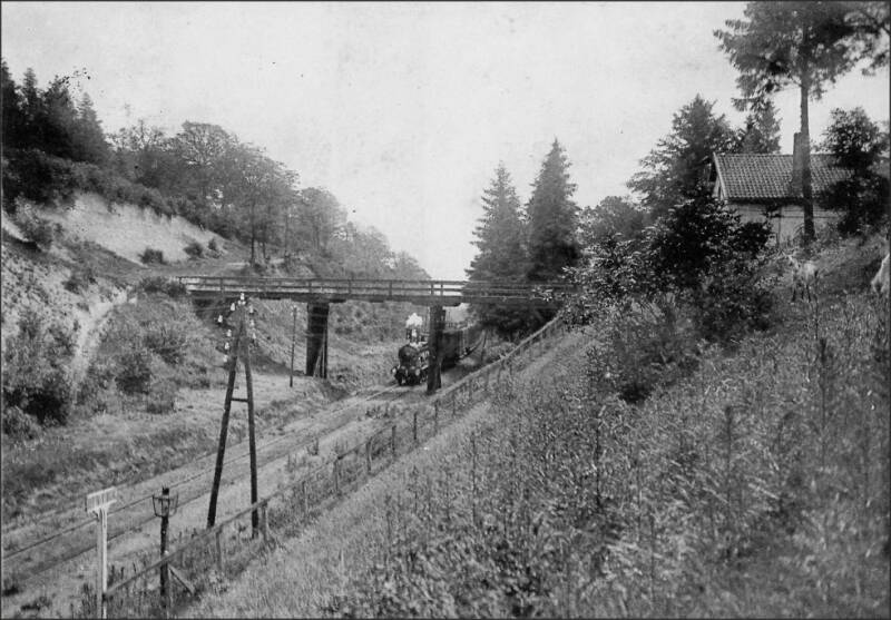 weg van de Drie Beeldjes naar De Kluis via de houten brug over het spoor bij station Oud Valkenburg