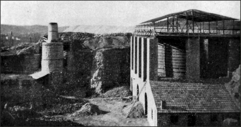 Op de foto is op de achtergrond de veldoven van de kalkbranderij te zien. Rechts in beeld de grotere gasovens van de Kroongroeven. De grote ovens zijn door een dakconstructie overdekt. Tegen het groet ovencomplex is een werkplaats of andere hal gebouwd en