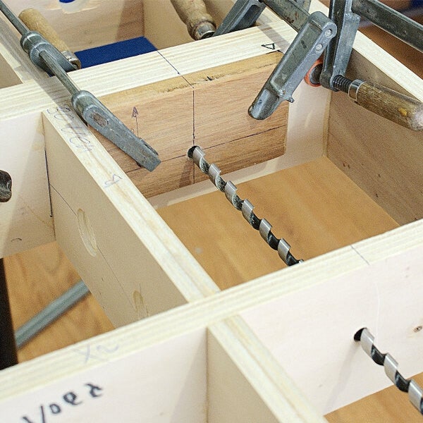 Open frameconstructie op poten.