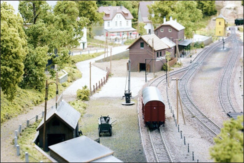 goederenloods met goederewagen en station op modelbaan Waldrück