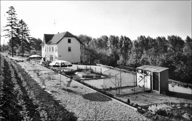 ansichtkaart met zicht op het tuinhuis en  Rozenhof