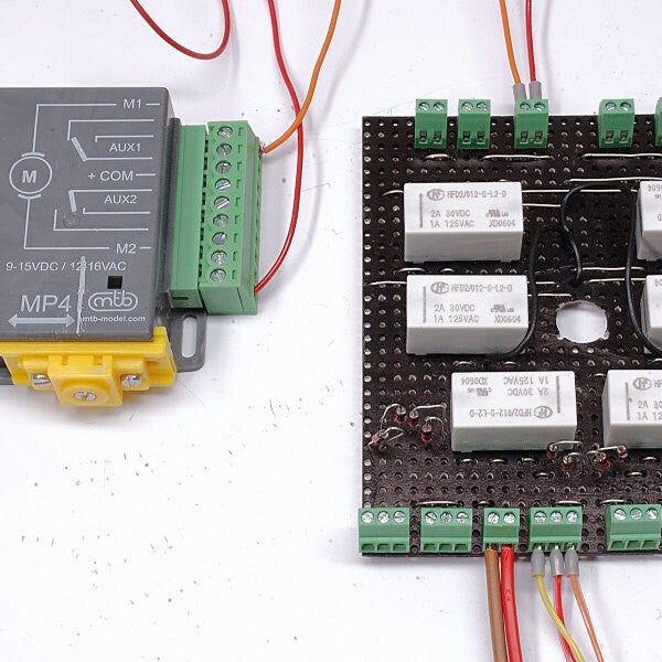 Digitale YaMoRC besturing en modelbaan bedrading onder het frame