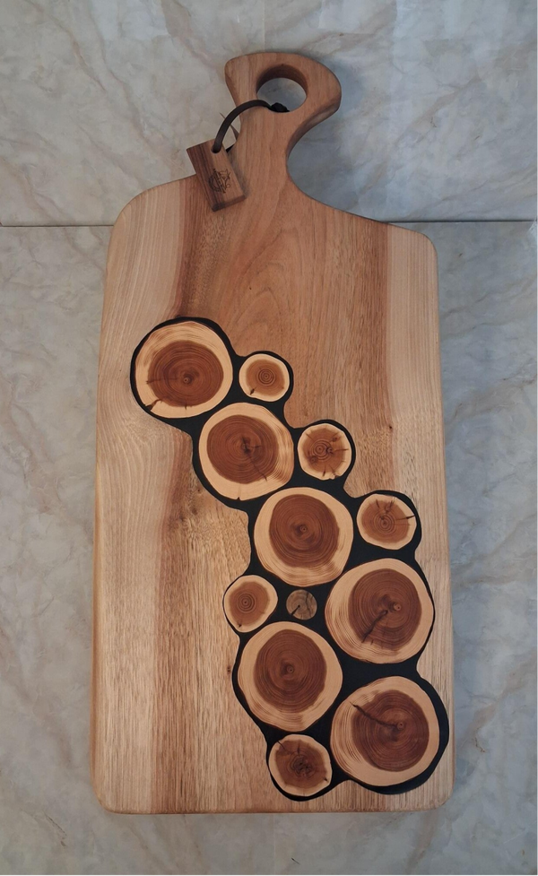 Lange serveerplank met houten schijven in Epoxy