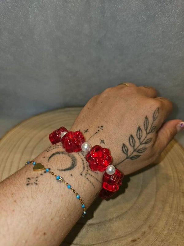 BRACELET PATTES ROUGE ET PERLES NACREES