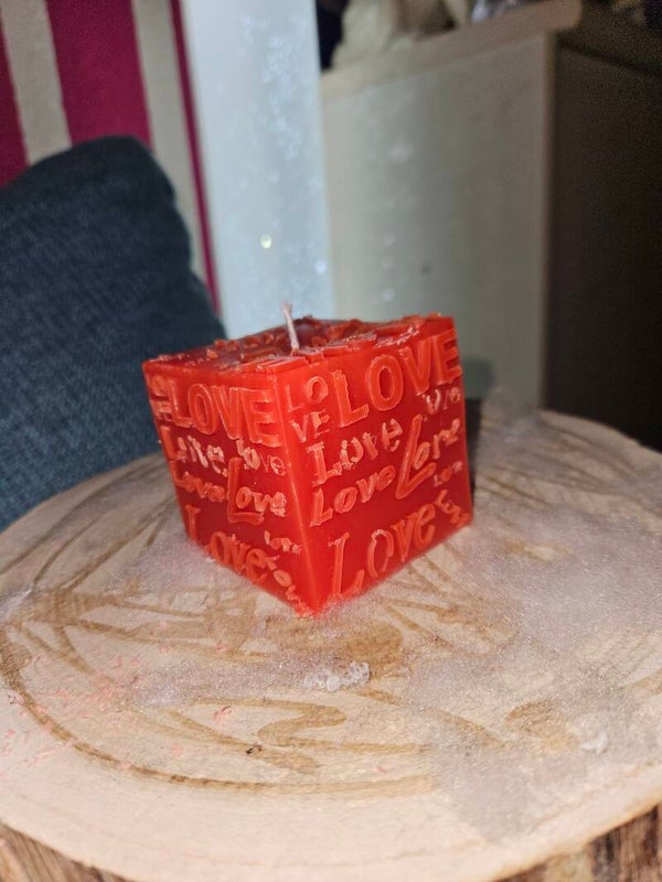 Viereck kerze mit love schrift
