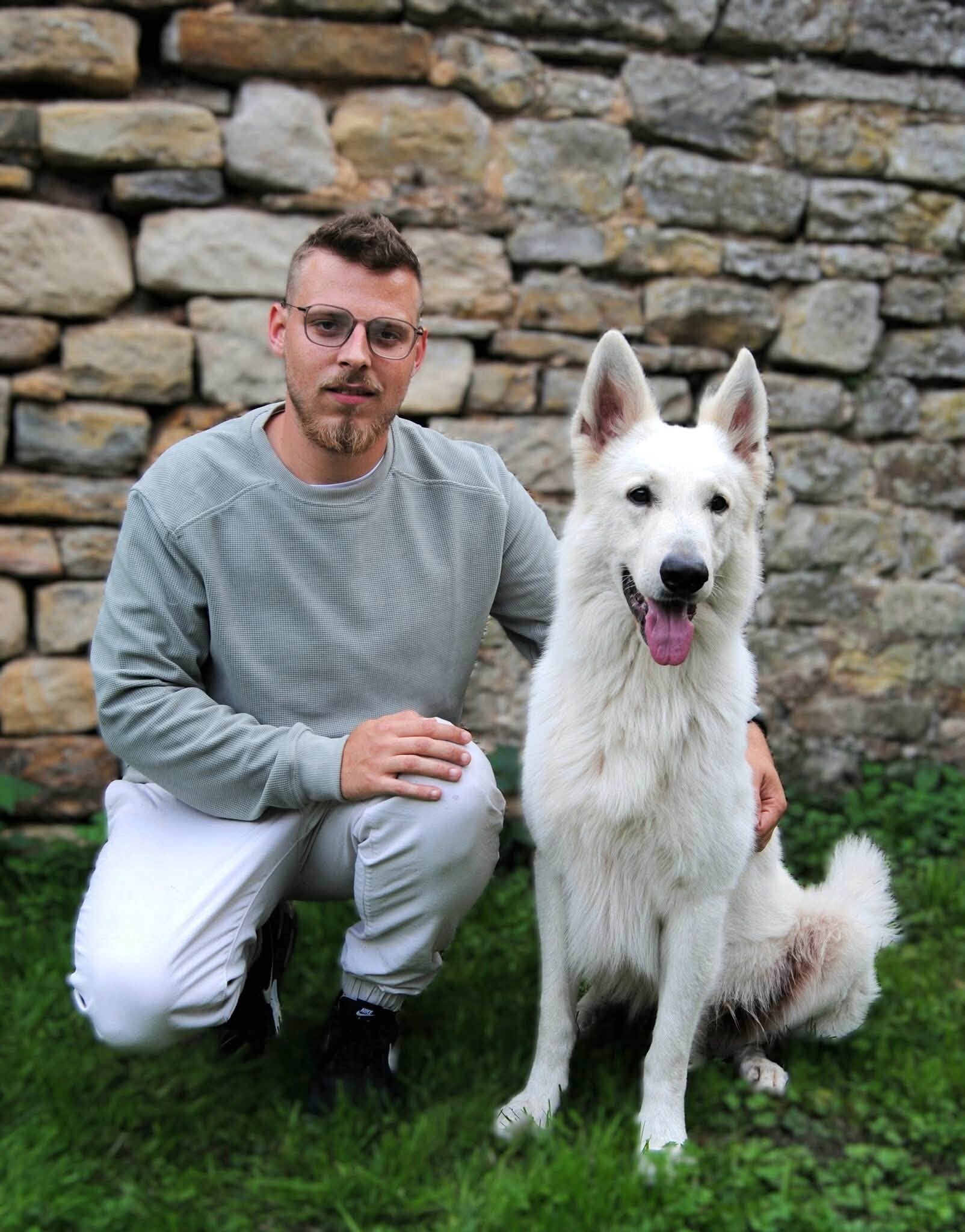 Bryton, fondateur de DogN’co, avec un chien