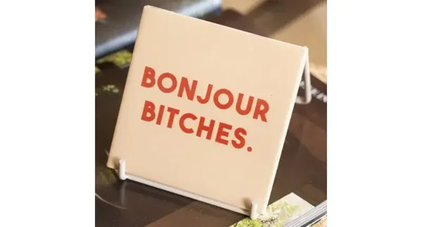 Tegeltje bonjour bitches
