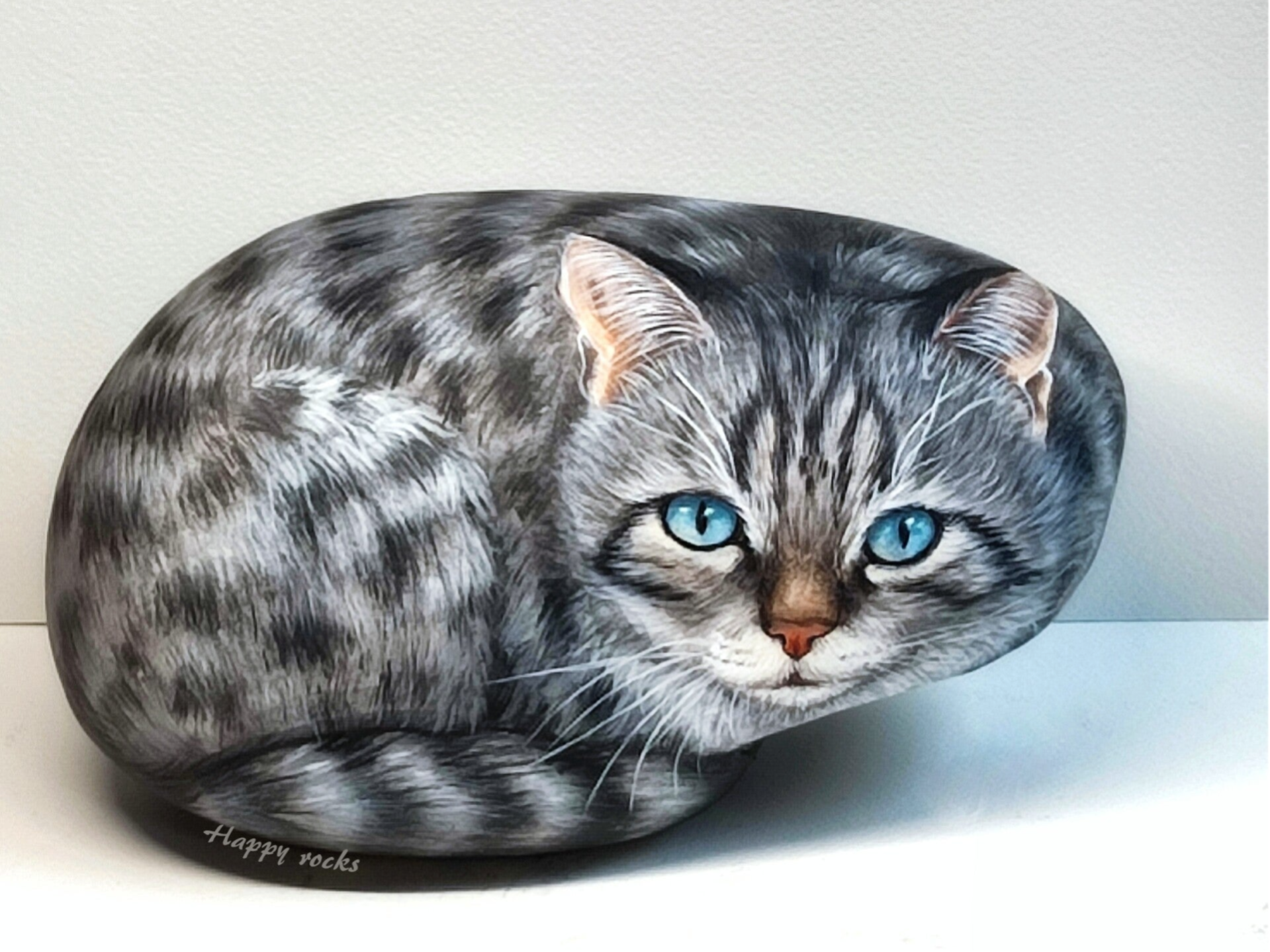 Chat tigré peint sur galet